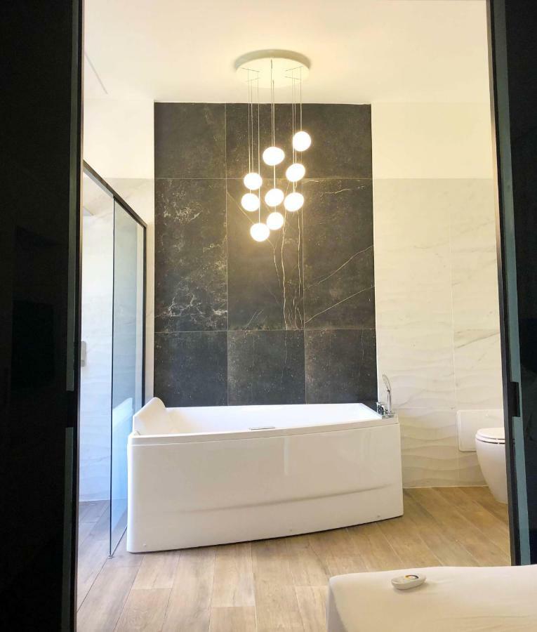 Deluxe Suite Spa Bath